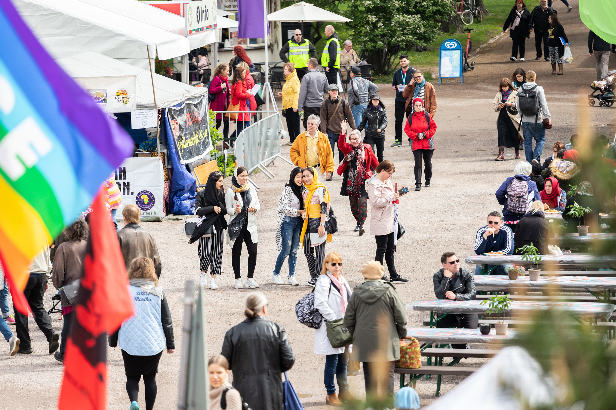 Kuvassa ihmisiä Maailma kylässä -festivaalialueella