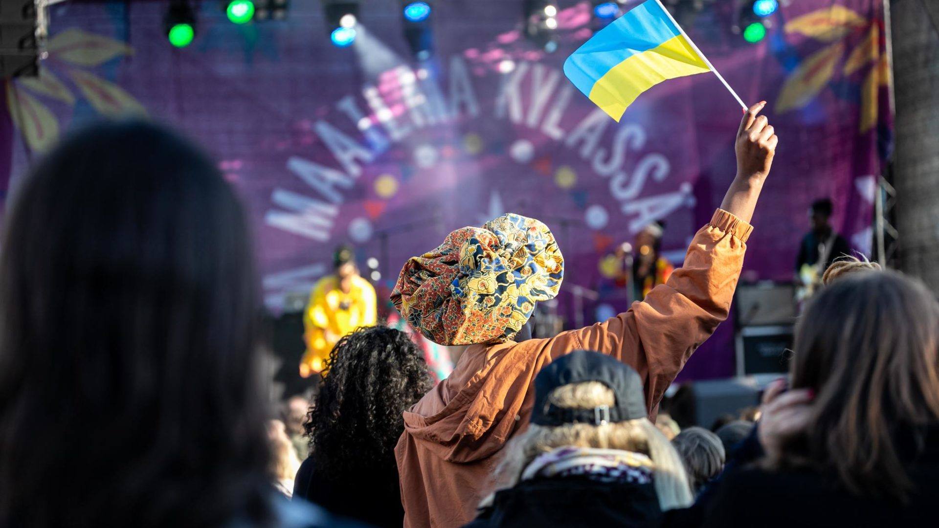 Yleisöä Les Amazones d'Afriquen keikalla, joku heiluttaa Ukrainan lippua.