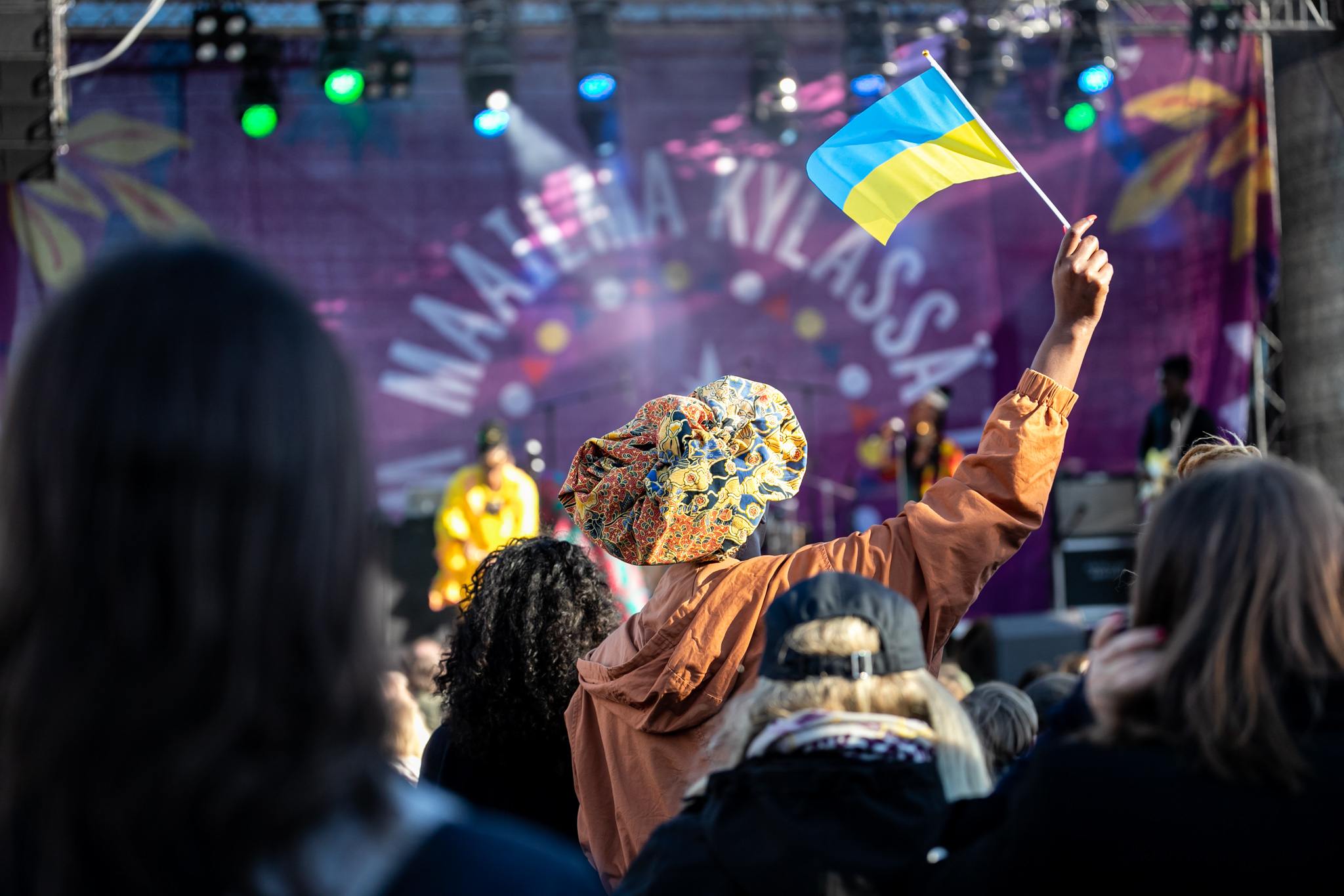 Yleisöä Les Amazones d'Afriquen keikalla, joku heiluttaa Ukrainan lippua.