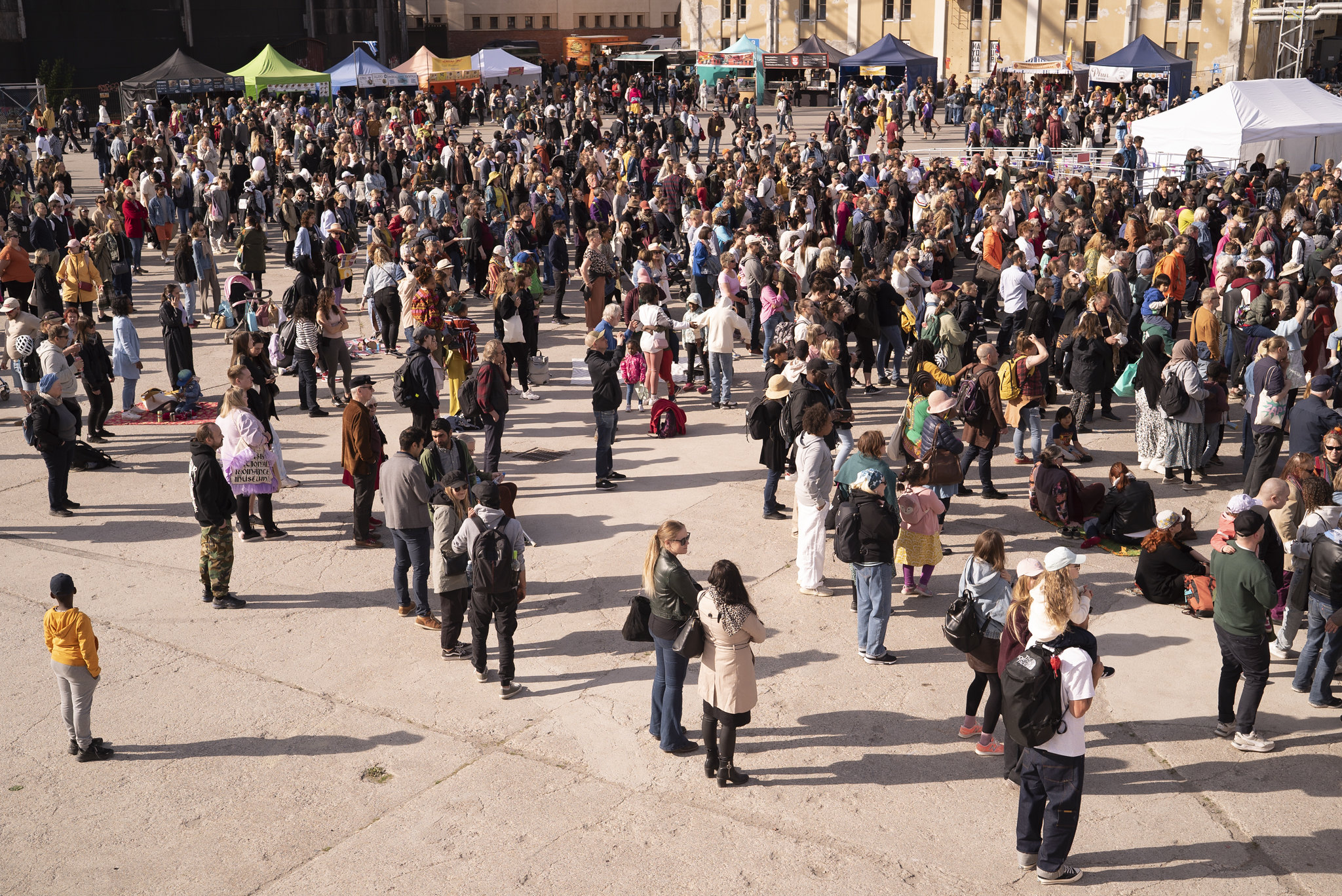 Festivaaliyleisöä Suvilahdessa.