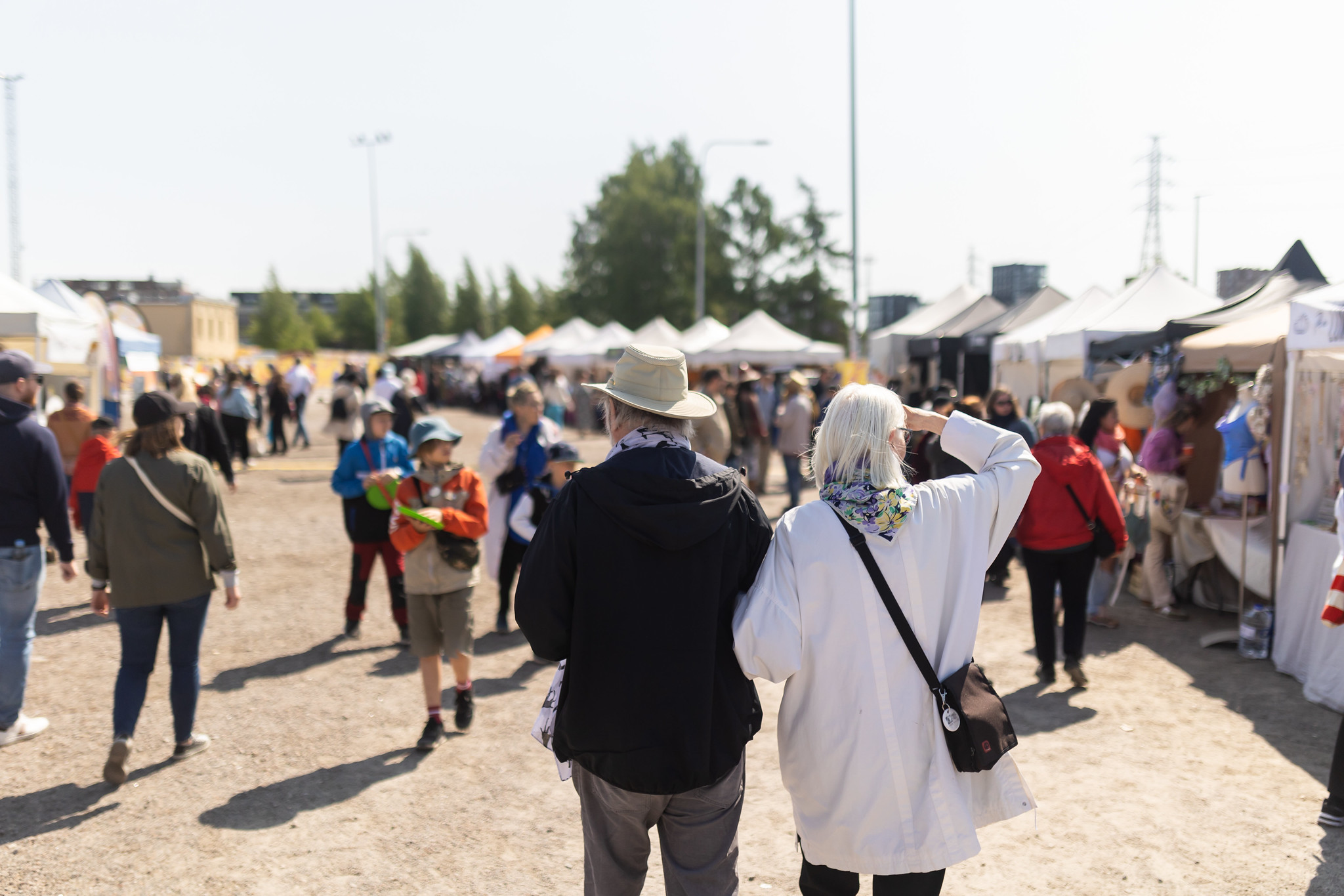 Pariskunta ja muuta festivaaliyleisöä alueella.